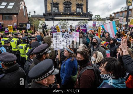 Londres/Royaume-Uni 10 FÉVRIER 2023. Une contre-manifestation a été organisée par un certain nombre de groupes de droite pro-Trans à East Dulwich contre Turning point, qui veulent voir un événement de narration de Drag Queens. Aubrey Fagon/Alamy Live News Banque D'Images