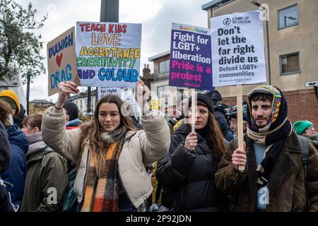 Londres/Royaume-Uni 10 FÉVRIER 2023. Une contre-manifestation a été organisée par un certain nombre de groupes de droite pro-Trans à East Dulwich contre Turning point, qui veulent voir un événement de narration de Drag Queens. Aubrey Fagon/Alamy Live News Banque D'Images