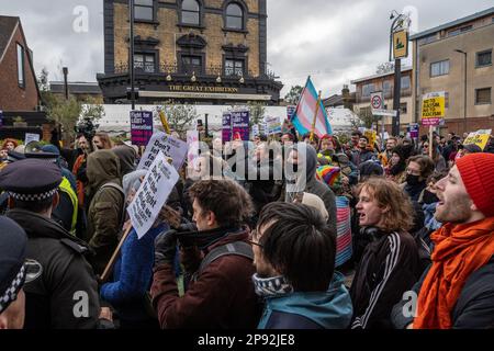 Londres/Royaume-Uni 10 FÉVRIER 2023. Une contre-manifestation a été organisée par un certain nombre de groupes de droite pro-Trans à East Dulwich contre Turning point, qui veulent voir un événement de narration de Drag Queens. Aubrey Fagon/Alamy Live News Banque D'Images