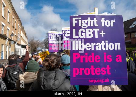 Londres/Royaume-Uni 10 FÉVRIER 2023. Une contre-manifestation a été organisée par un certain nombre de groupes de droite pro-Trans à East Dulwich contre Turning point, qui veulent voir un événement de narration de Drag Queens. Aubrey Fagon/Alamy Live News Banque D'Images