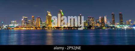 Panorama de l'horizon de San Diego la nuit avec des reflets aquatiques colorés, vue depuis Coronado Island, Californie Banque D'Images