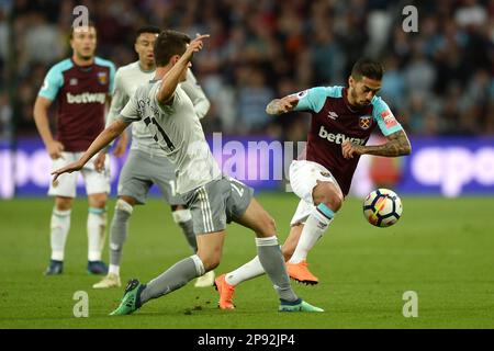 Manuel Lanzini de West Ham United cherche à passer Ander Herrera de Manchester United - West Ham United contre Manchester United, Premier League, London Stadium, Londres - 10th mai 2018. Banque D'Images