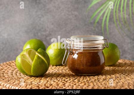 Traditionnel Sri Lankan Lime Pickle de lime, sel, Chili, poivre dans verre conserver pot sur fond gris. Gros plan. Banque D'Images