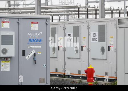 Un parc de batteries est ouvert à Ruien, Kluisbergen vendredi 10 mars 2023. Le parc est le plus grand d'Europe avec une capacité de 25 MW/100 MWh. BELGA PHOTO NICOLAS MATERLINCK Banque D'Images