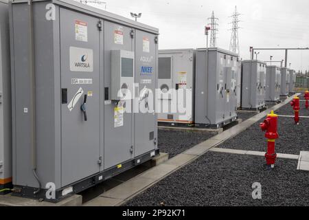 Un parc de batteries est ouvert à Ruien, Kluisbergen vendredi 10 mars 2023. Le parc est le plus grand d'Europe avec une capacité de 25 MW/100 MWh. BELGA PHOTO NICOLAS MATERLINCK Banque D'Images