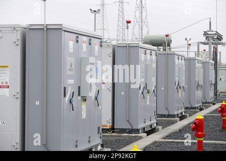 Un parc de batteries est ouvert à Ruien, Kluisbergen vendredi 10 mars 2023. Le parc est le plus grand d'Europe avec une capacité de 25 MW/100 MWh. BELGA PHOTO NICOLAS MATERLINCK Banque D'Images