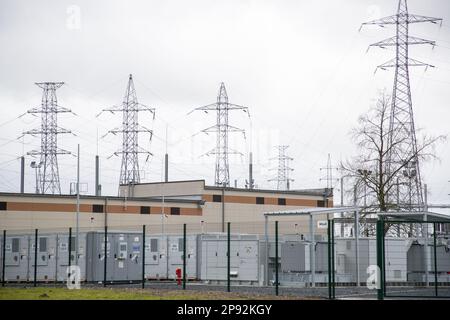 Un parc de batteries est ouvert à Ruien, Kluisbergen vendredi 10 mars 2023. Le parc est le plus grand d'Europe avec une capacité de 25 MW/100 MWh. BELGA PHOTO NICOLAS MATERLINCK Banque D'Images