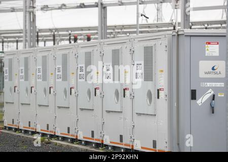 Un parc de batteries est ouvert à Ruien, Kluisbergen vendredi 10 mars 2023. Le parc est le plus grand d'Europe avec une capacité de 25 MW/100 MWh. BELGA PHOTO NICOLAS MATERLINCK Banque D'Images