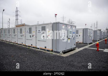 Un parc de batteries est ouvert à Ruien, Kluisbergen vendredi 10 mars 2023. Le parc est le plus grand d'Europe avec une capacité de 25 MW/100 MWh. BELGA PHOTO NICOLAS MATERLINCK Banque D'Images