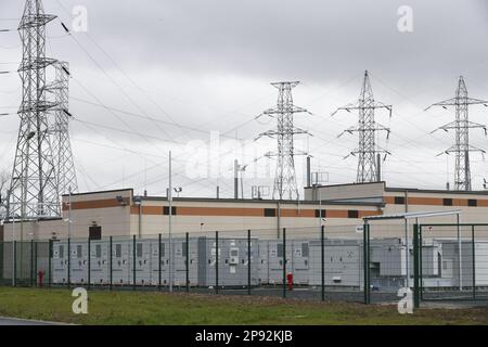 Un parc de batteries est ouvert à Ruien, Kluisbergen vendredi 10 mars 2023. Le parc est le plus grand d'Europe avec une capacité de 25 MW/100 MWh. BELGA PHOTO NICOLAS MATERLINCK Banque D'Images