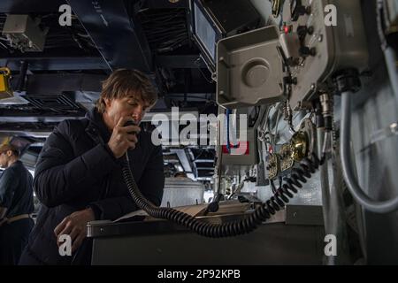 Tom Cruise s'adresse à l'équipage du 1MC à bord du porte-avions de la classe Nimitz USS George H.W. Bush (CVN 77), lors d'une visite au navire, sur 3 mars 2023, tout en filmant des scènes pour « la deuxième partie du tournage est impossible - le repérage mort ». Le George H.W. Bush Carrier Strike Group est en cours de déploiement aux États-Unis Marine Forces Europe zone d'opérations, employée par les États-Unis Sixième flotte pour défendre les intérêts des États-Unis, des alliés et des partenaires. Photo de MC3 Samuel Wagner/États-Unis Marine/UPI Banque D'Images