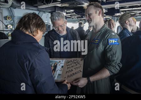 Cmdr. Brian Conlan, navigateur à bord du porte-avions de la classe Nimitz USS George H. W. Bush (CVN 77), montre à Tom Cruise une photo de famille lors d'une visite au navire, sur 3 mars 2023, tout en filmant des scènes pour la « mission : impossible - Dead Reckoning partie 2 ». Le George H.W. Bush Carrier Strike Group est en cours de déploiement aux États-Unis Marine Forces Europe zone d'opérations, employée par les États-Unis Sixième flotte pour défendre les intérêts des États-Unis, des alliés et des partenaires. Photo de MC3 Samuel Wagner/États-Unis Marine/UPI Banque D'Images