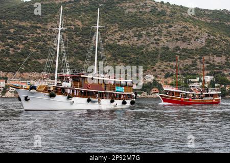 Bateaux touristiques vus sur la mer Adriatique près de la ville de Dubrovnik. (Photo par Karol Serewis / SOPA Images / Sipa USA) Banque D'Images