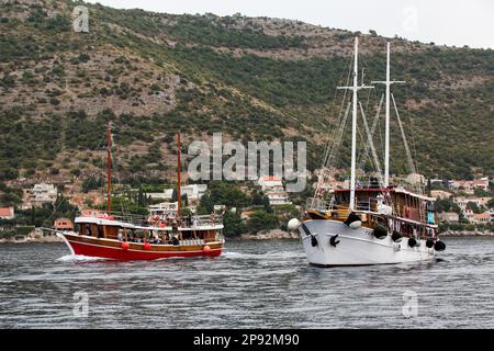 Bateaux touristiques vus sur la mer Adriatique près de la ville de Dubrovnik. (Photo par Karol Serewis / SOPA Images / Sipa USA) Banque D'Images