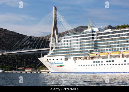 29 août 2022, Dubrovnik, Croatie: Bateau de croisière de la Costa Luminosa vu sur la mer Adriatique près de la ville de Dubrovnik. Costa Luminosa est un navire de croisière qui est entré en service le 5 mai 2009. Le bateau de croisière est exploité par Carnival Cruise Line. (Credit image: © Karol Serewis/SOPA Images via ZUMA Press Wire) USAGE ÉDITORIAL SEULEMENT! Non destiné À un usage commercial ! Banque D'Images