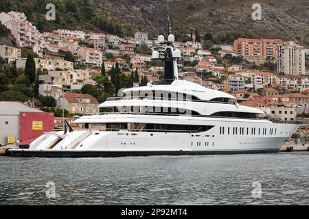 29 août 2022, Dubrovnik, Croatie: IJE yacht de luxe vu sur la mer Adriatique près de la ville de Dubrovnik. IJE est un yacht à moteur de 108 mètres de long. Le constructeur du yacht est la société Benetti d'Italie qui a livré le Superyacht IJE en 2019. (Credit image: © Karol Serewis/SOPA Images via ZUMA Press Wire) USAGE ÉDITORIAL SEULEMENT! Non destiné À un usage commercial ! Banque D'Images