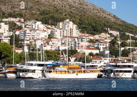 Dubrovnik, Croatie. 29th août 2022. Bateaux touristiques vus sur la mer Adriatique près de la ville de Dubrovnik. (Credit image: © Karol Serewis/SOPA Images via ZUMA Press Wire) USAGE ÉDITORIAL SEULEMENT! Non destiné À un usage commercial ! Banque D'Images