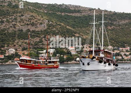 Dubrovnik, Croatie. 29th août 2022. Bateaux touristiques vus sur la mer Adriatique près de la ville de Dubrovnik. (Credit image: © Karol Serewis/SOPA Images via ZUMA Press Wire) USAGE ÉDITORIAL SEULEMENT! Non destiné À un usage commercial ! Banque D'Images