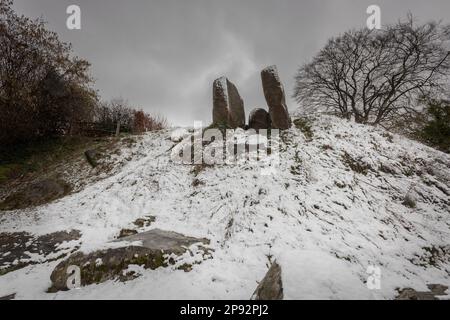 En regardant la chambre de sépulture, vers l'est, faisant face à l'entrée, des pierres sarsen à la longue Barrow de Coldrum maintenant bloquée recouverte de neige fraîche Banque D'Images