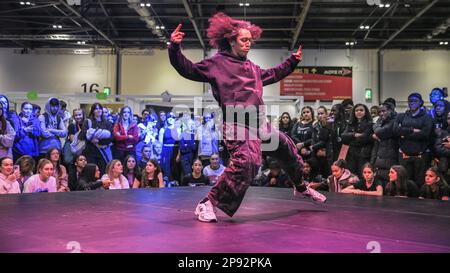 Londres, Royaume-Uni. 10th mars 2023. Un jeune artiste a appelé Shamir avec un hip hop agir sur l'une des nouvelles étapes de talent. Ce week-end, des milliers de visiteurs et d'artistes assistent À MOVE IT, un spectacle et une foire populaires de danse et d'arts de la scène au centre d'exposition Excel London. Le spectacle comprend un programme complet de spectacles, de stands de commerce et de vente au détail, de cours, d'événements éducatifs et plus crédit: Imagetraceur/Alamy Live News Banque D'Images