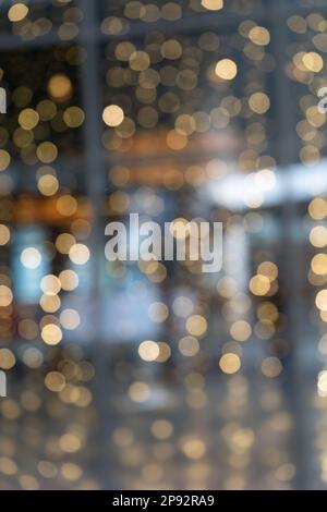Arrière-plan abstrait flou avec cercles bokeh jaunes. Magnifique maquette de lumières de nuit flous Garland pour un style de fête élégant Banque D'Images
