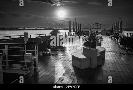 Le pont supérieur du bateau de croisière Victoria Mekong à l'aube près de Phnom Penh sur le Mékong au Cambodge. Banque D'Images