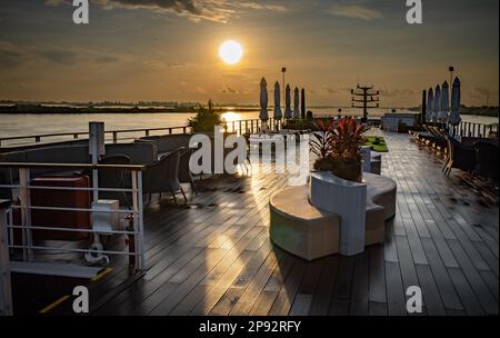 Le pont supérieur du bateau de croisière Victoria Mekong à l'aube près de Phnom Penh sur le Mékong au Cambodge. Banque D'Images