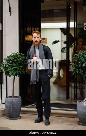 Portrait d'un homme barbu élégamment habillé dans la rue Banque D'Images
