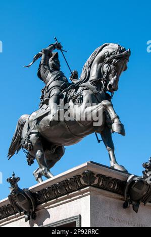 Le célèbre monument équestre du Prince de Savoie qui a déplacé la capitale du duché de Chambéry à Turin en 1563, situé au centre de la place Banque D'Images