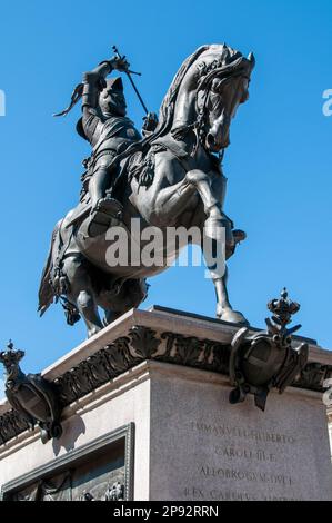 Le célèbre monument équestre du Prince de Savoie qui, en 1563, déménage la capitale du duché de Chambéry à Turin Banque D'Images