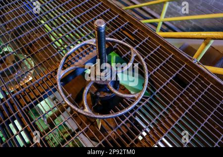 Ancien distributeur dans une usine de Detroit Banque D'Images