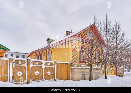 Maison Isanbayev colorée du 19th siècle sur la rue Nasyri, Staro-Tatarskaya Sloboda, Kazan, Russie. Les murs et les coins sont doublés de chevrons. Banque D'Images