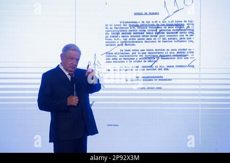 Mexico, Mexique. 10th mars 2023. Le Président mexicain, Andres Manuel Lopez Obrador, se présente tout en répondant aux questions des médias lors de la conférence d'information au Palais national. Sur 10 mars 2023 à Mexico, Mexique. (Credit image: © Julian Lopez/eyepix via ZUMA Press Wire) USAGE ÉDITORIAL SEULEMENT! Non destiné À un usage commercial ! Banque D'Images