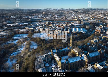 Vue aérienne de l'université de Glasgow en regardant vers le sud sur Kelvin Hall et la rivière Clyde vers Carmunnock, un matin de printemps enneigé. Banque D'Images