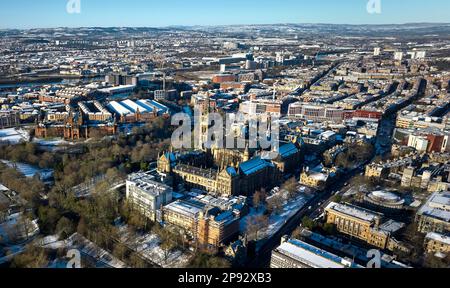 Vue aérienne de l'université de Glasgow, vue sur Kelvin Hall et la rivière Clyde en direction de Carmunnock, le matin d'un printemps enneigé. Banque D'Images