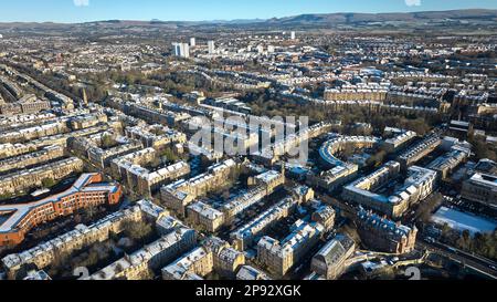 Photo aérienne de Great Western Road depuis Kelvinbridge et vue sur Hillhead lors d'un matin de printemps enneigé. Banque D'Images