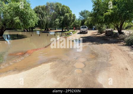 Parc national d'Augrabies, Afrique du Sud - 27 février 2023 : la rivière Orange inondée empiète sur le camp de repos des chutes d'Augrabies, situé sur une île. A Banque D'Images