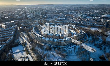 Prise de vue aérienne de Park Circus et Kelvingrove Park en regardant SW en face d'OVO Hydro BBC Scotland et de Finneston lors d'un matin de printemps enneigé. Banque D'Images