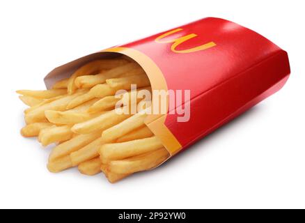 MYKOLAIV, UKRAINE - 11 AOÛT 2021 : grande portion de frites McDonald's isolées sur blanc Banque D'Images