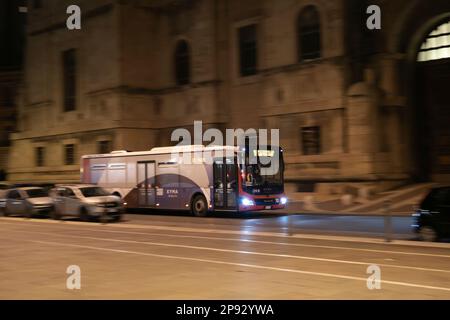 TARANTO, ITALIE - 28 OCTOBRE 2021: MAN 12C Lions City NL330 bus hybride avec effet de flou de mouvement dans les rues de Taranto, Italie Banque D'Images