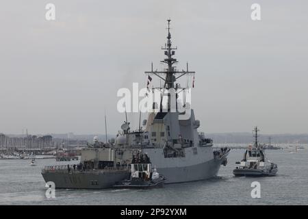 Des remorqueurs guident la frégate de missiles guidés DE la marine espagnole ALVARO DE BAZAN vers un poste d'amarrage dans la base navale Banque D'Images