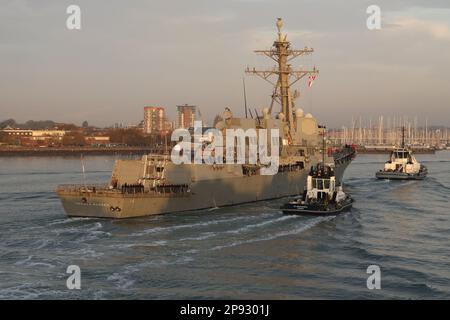 Les remorqueurs de la base navale guident le destroyer USS THOMAS HUDNER de la marine des États-Unis vers un poste d'amarrage dans la base navale Banque D'Images