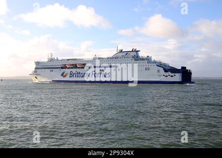Le véhicule Brittany Ferries et le navire à passagers MV GALICE navigue pour Santander, Espagne Banque D'Images