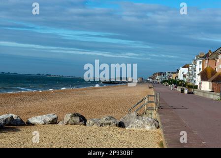 La plage le long de Princes Parade, face à la Manche à Hythe, une ville marchande côtière à la périphérie de Romney Marsh, dans le quartier de Folkestone Banque D'Images