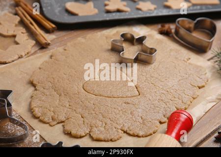 Biscuits de Noël faits maison. Emporte-pièces et emporte-pièces sur table Banque D'Images