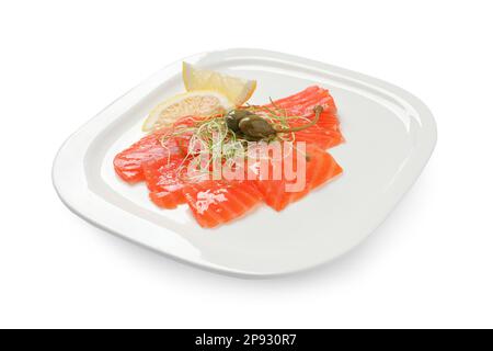 Carpaccio de saumon avec câpres, microverts et citron isolés sur blanc Banque D'Images