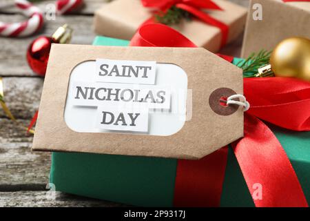Saint-Nicolas. Boîte cadeau avec étiquette sur table en bois, gros plan Banque D'Images