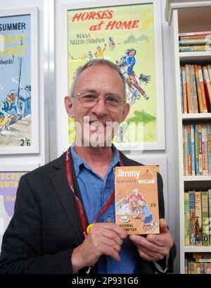 Roger How, fils de l'illustratrice pour enfants Mary Gernat, connue pour son classique Enid Blyton, Richmal Compton couvertures de livre. Elle a utilisé ses enfants comme modèles. Banque D'Images