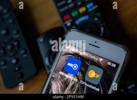 Berlin, Allemagne. 10th mars 2023. Les icônes ARD Mediathek et ZDF Mediathek s'affichent sur l'écran d'un smartphone. D'autres mesures concrètes sont prévues sur la voie du réseau de diffusion en continu conjoint de l'ARD et de la ZDF. Credit: Monika Skolimowska/dpa/Alay Live News Banque D'Images