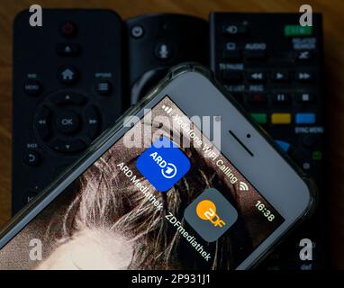 Berlin, Allemagne. 10th mars 2023. Les icônes ARD Mediathek et ZDF Mediathek s'affichent sur l'écran d'un smartphone. D'autres mesures concrètes sont prévues sur la voie du réseau de diffusion en continu conjoint de l'ARD et de la ZDF. Credit: Monika Skolimowska/dpa/Alay Live News Banque D'Images